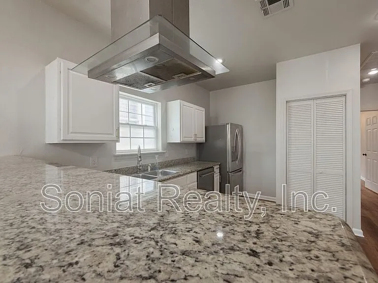 1461 N Robertson St — Photo 5