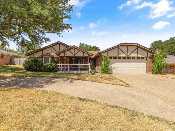 1504 Surry Place Dr, Cleburne, TX 76033