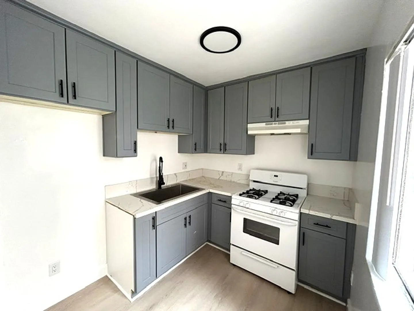 831 West 43rd St — Photo 3