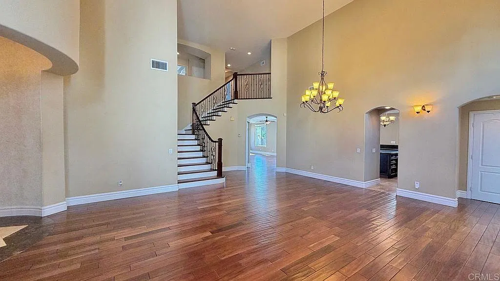 5 bed, 2.5 bath, 3523 sqft, $7,948 — Photo 2