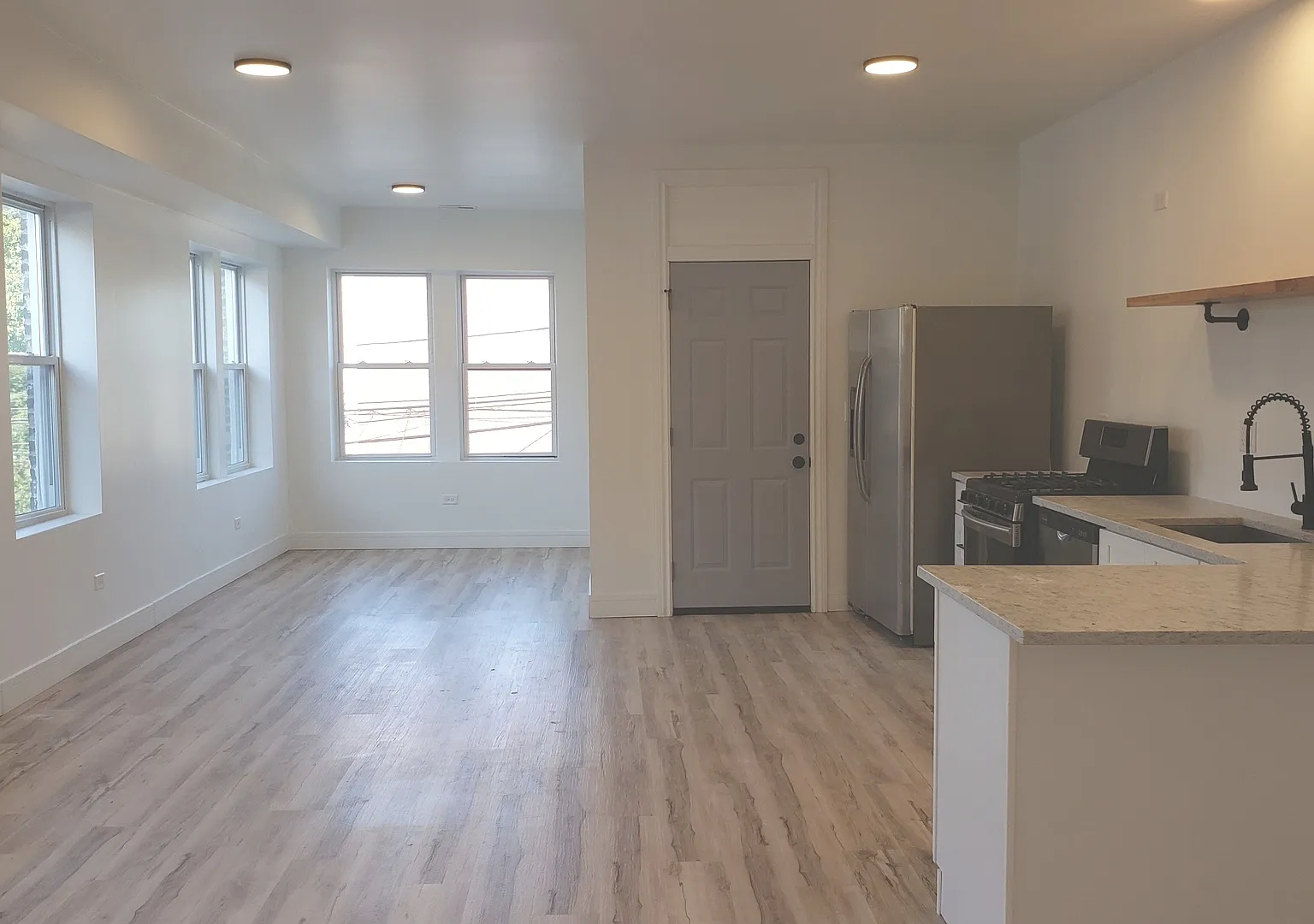 3 bed, 1500 sqft, $2,700 — Photo 2