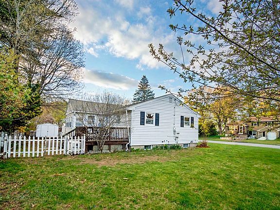 3rd image of 29 Greenleaf Cir