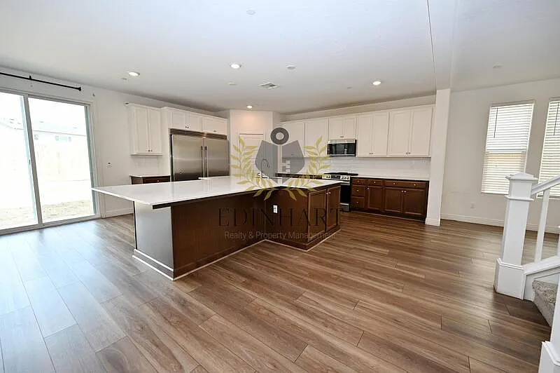 3 bed, 2.5 bath, 2600 sqft, $2,800 — Photo 4