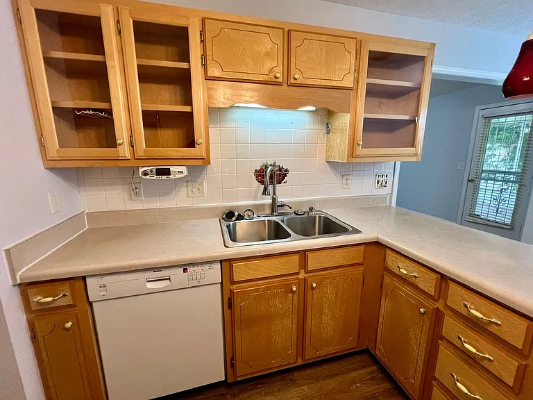 2720 Roscommon Dr — Photo 7