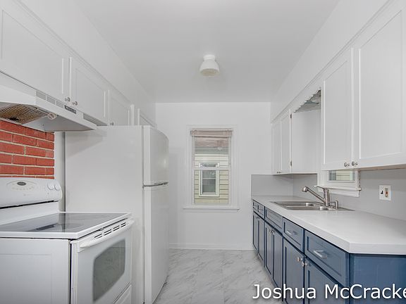 4th image of 1061 Evelyn St NE