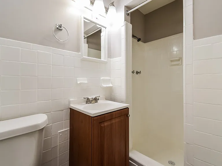 1335879_026_main_bathroom_13548144.jpg