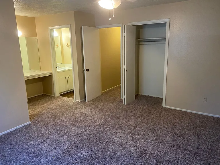 Holik Square Townhomes — Photo 11