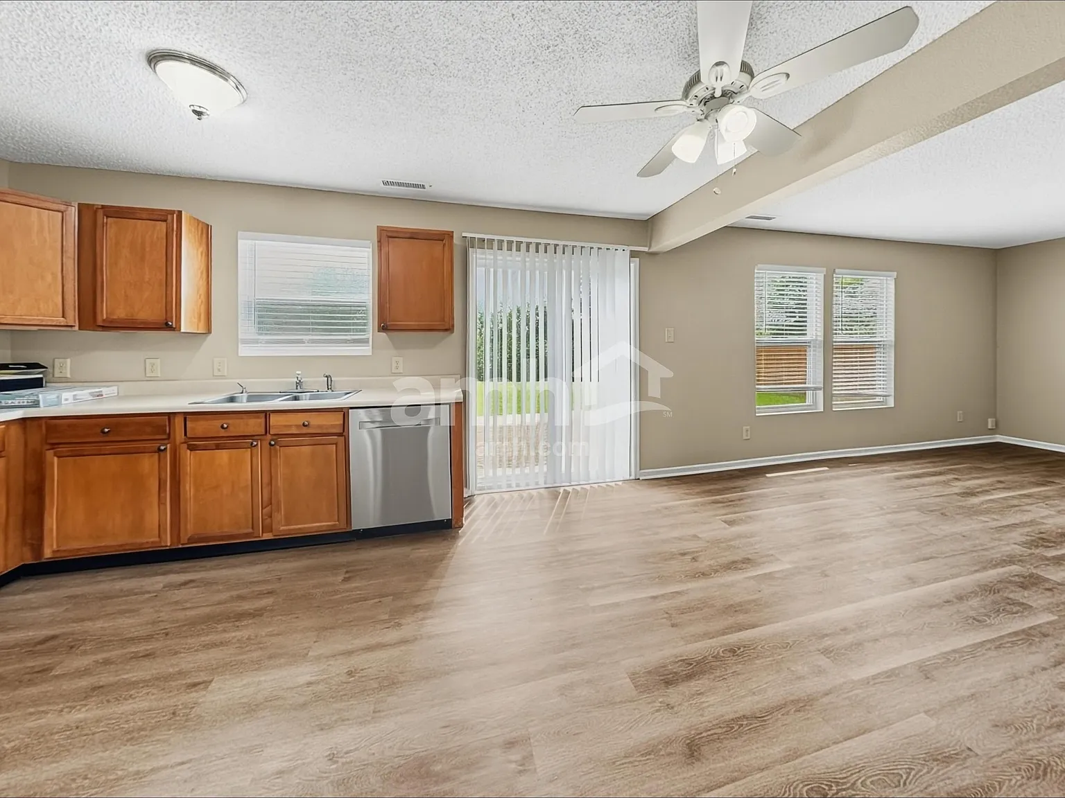 3 bed, 2.5 bath, 1852 sqft, $1,940 — Photo 3
