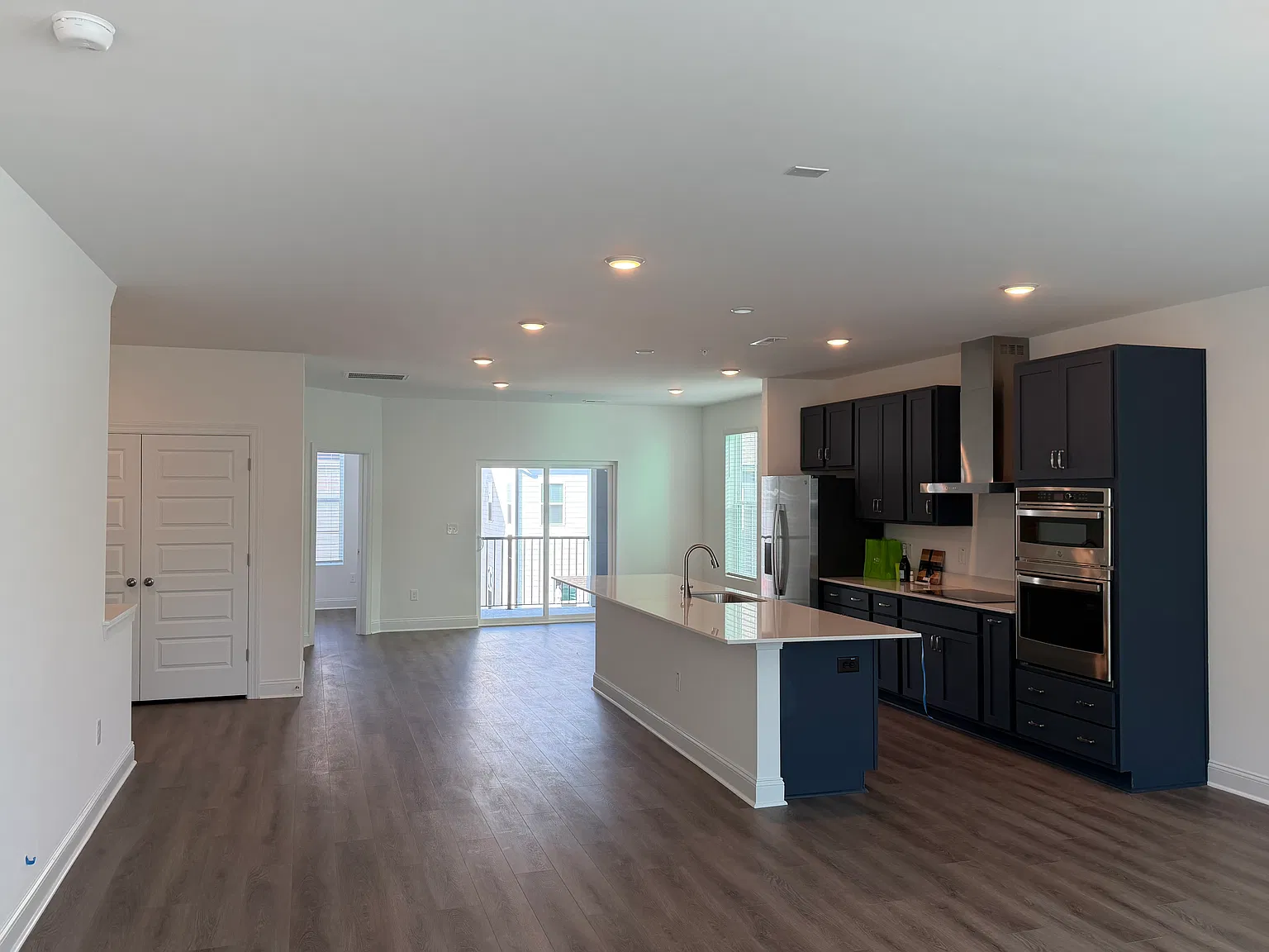 3 bed, 2452 sqft, $2,500 — Photo 3