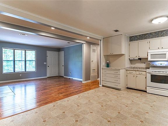 3rd image of 29 Leicester Dr
