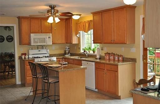 5th image of 8 Wisteria Dr