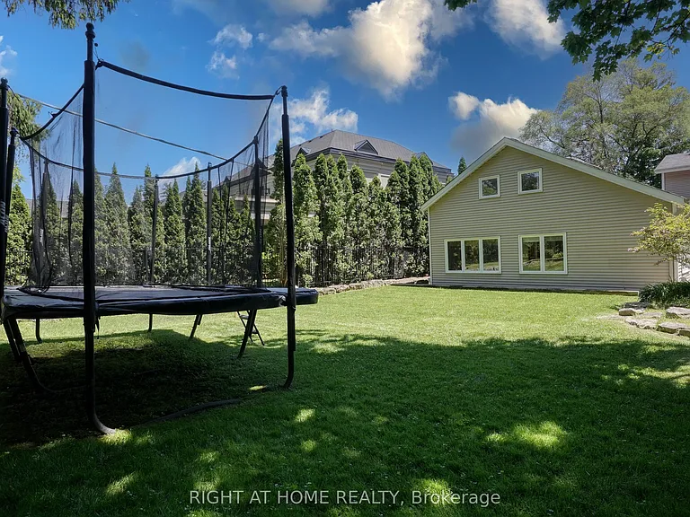 461 Lakeshore Rd W — Photo 42