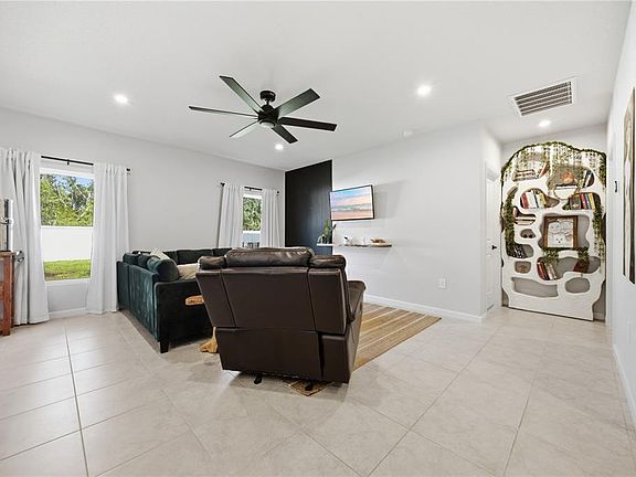 4th image of 822 170TH COURT E