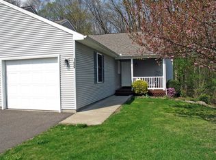 100 Dibble Hollow Ln, Windsor Locks, CT 06096