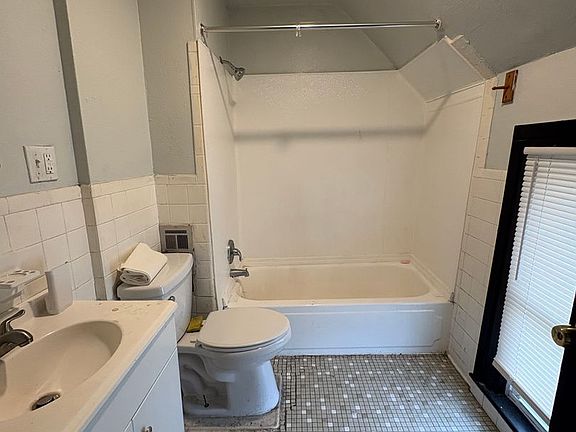 5th image of 629 Jay St