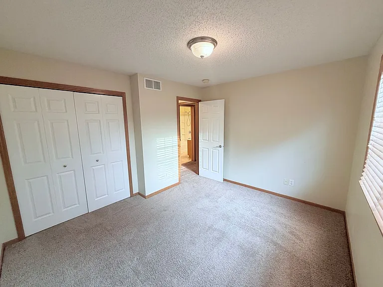 10800 Hawthorn Trl #E — Photo 21