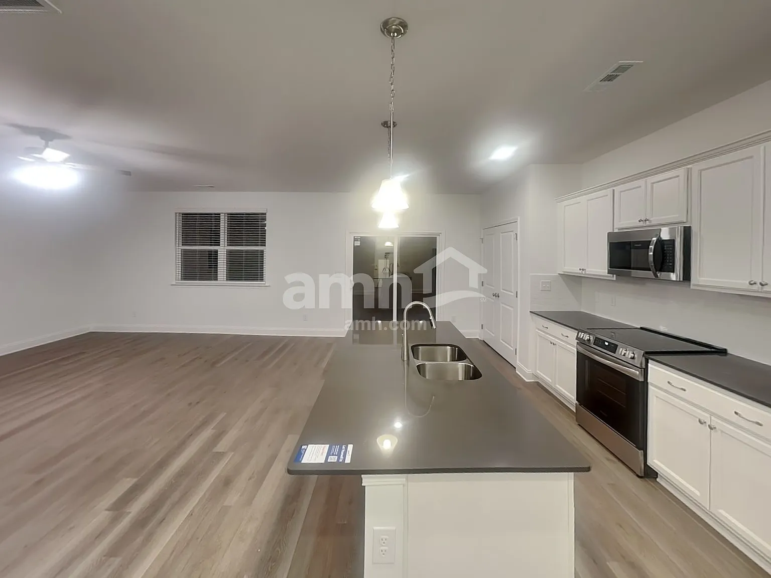 4 bed, 2.5 bath, 1977 sqft, $2,625 — Photo 4