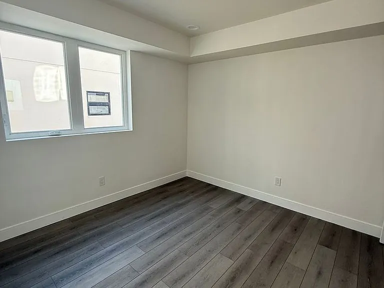 1150 W 38th St — Photo 38