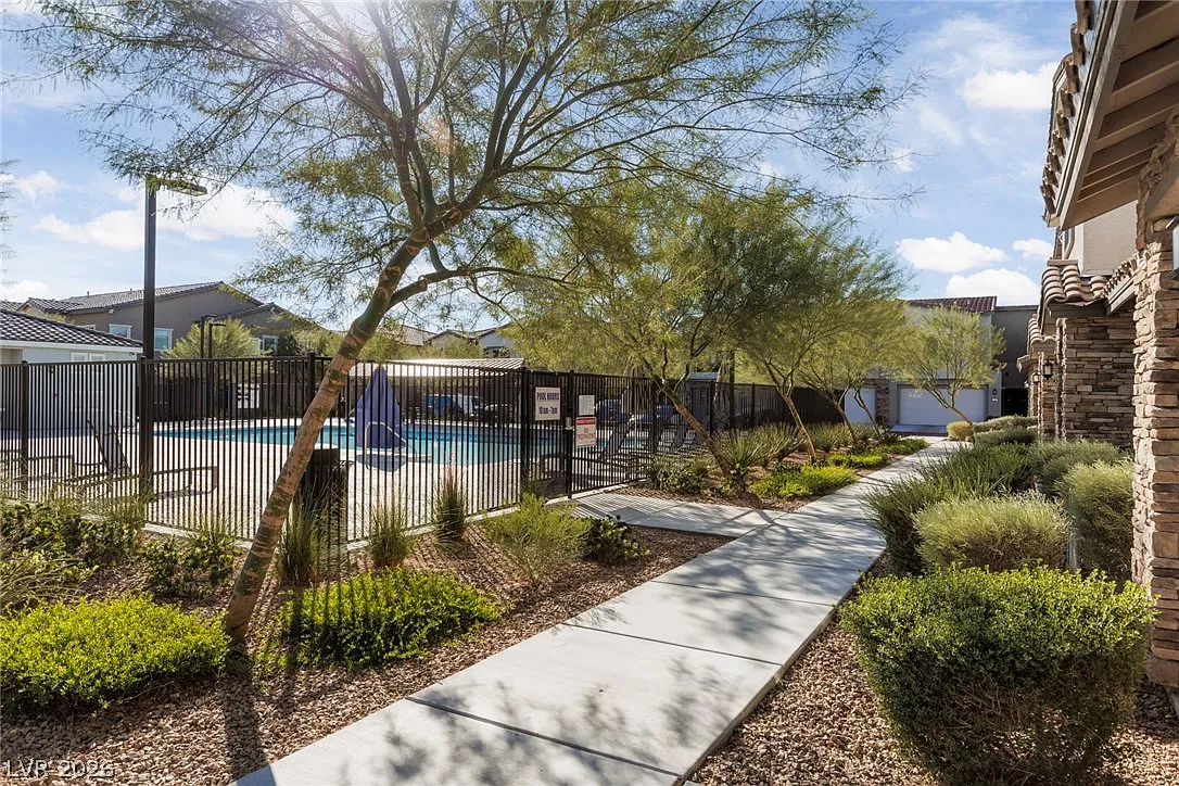 3 bed, 3.0 bath, 1521 sqft, $2,200 — Photo 3