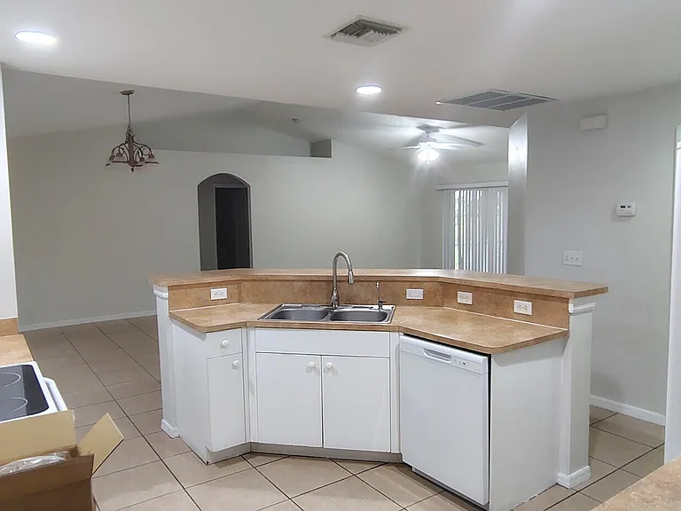 1624 Kismet Pkwy E — Photo 2