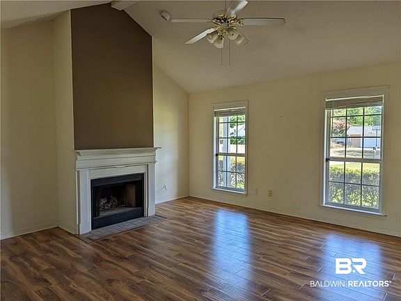 3rd image of 102 Robbins Blvd