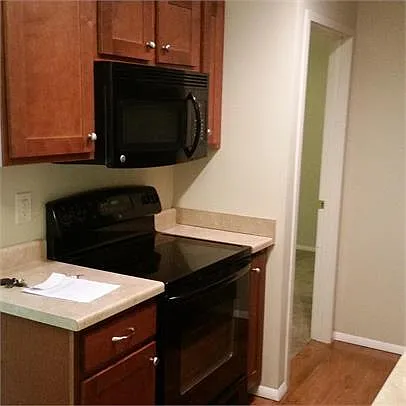 825 Oakcrest St — Photo 3