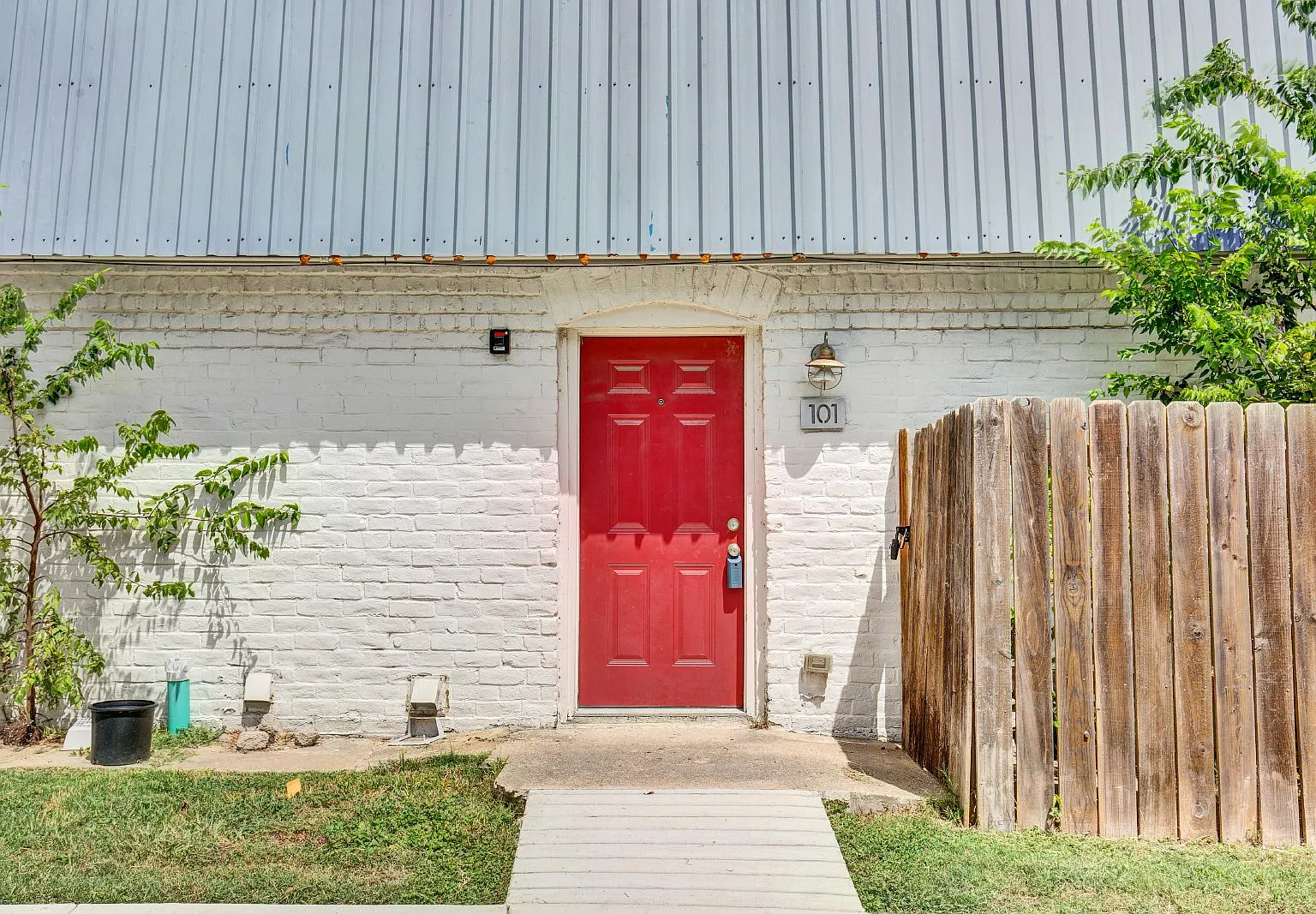 2 bed, 1.5 bath, 903 sqft, $1,199 — Photo 2