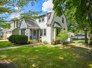 623 E Willow Ave, Wheaton, IL 60187