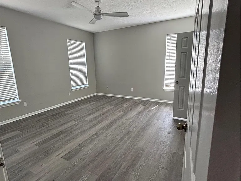 211 Oaks Grande Rd — Photo 6