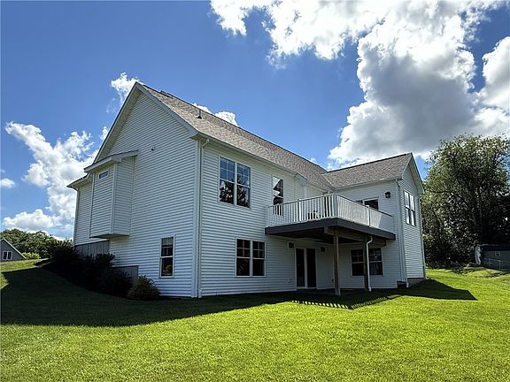 3rd image of 8 Royal Ct