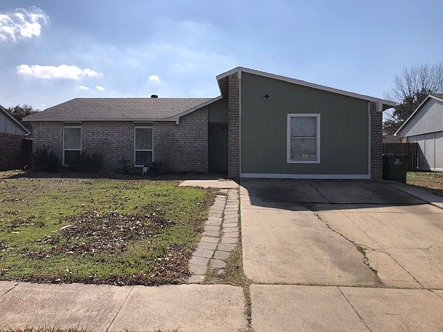 Front view of property with driveway for parking.
