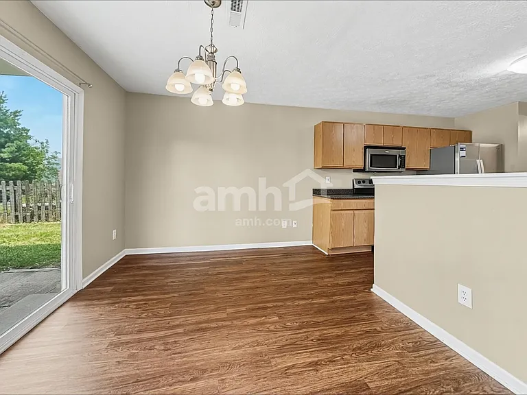 220 Hartford Ct — Photo 5