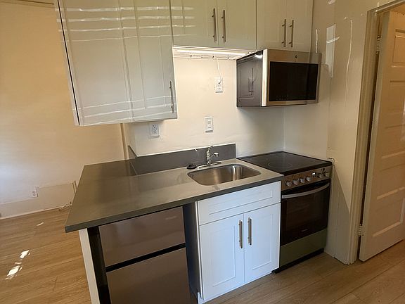4th image of 2430 B St APT 3