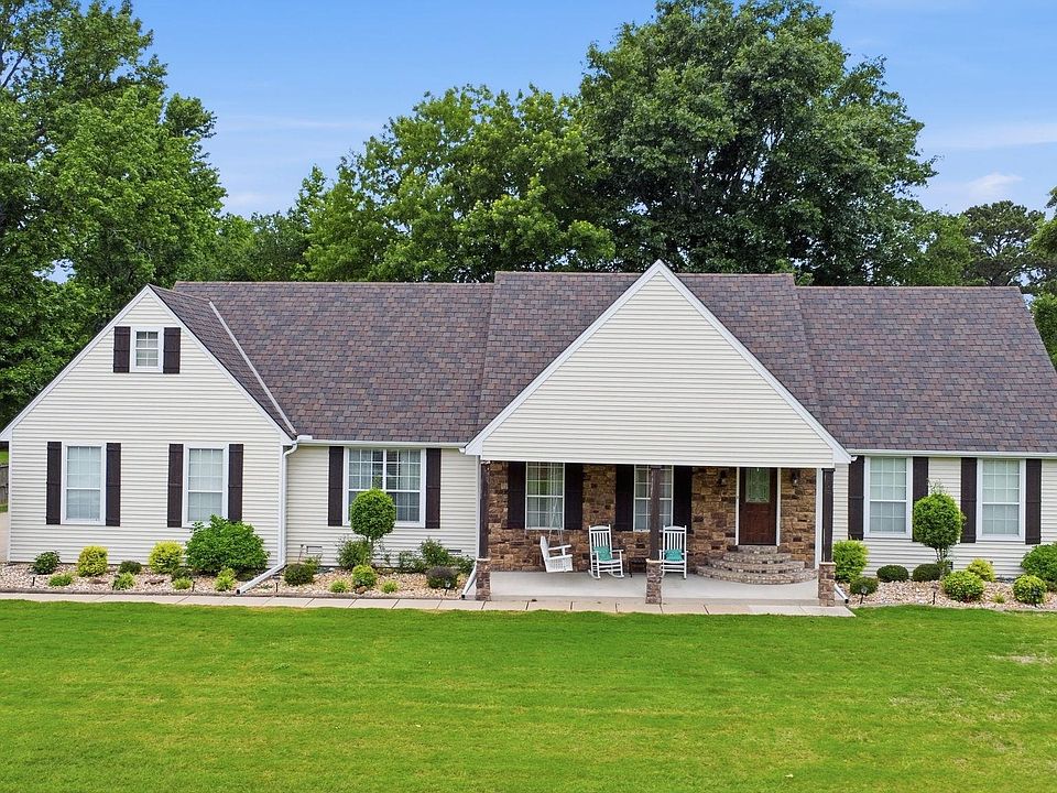 1st image of 305 Brandon Dr