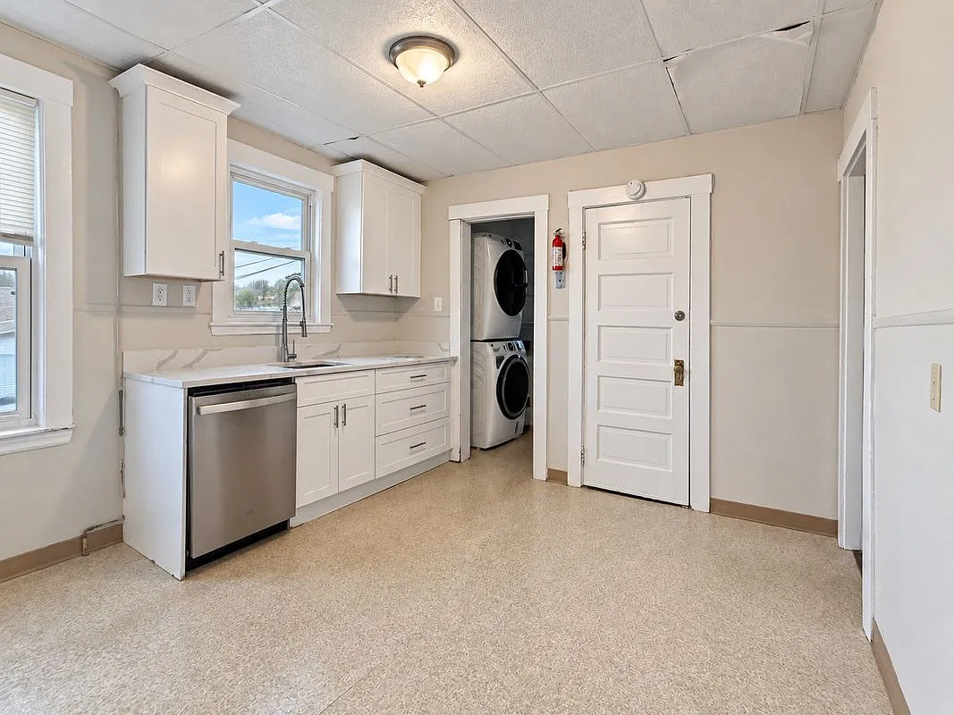 4 bed, 1.0 bath, 1336 sqft, $3,500 — Photo 3