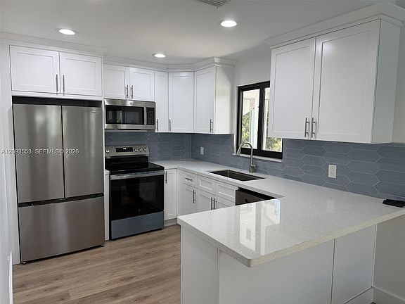 3rd image of 39 Gumbo Limbo Ave