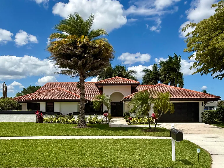 2281 Seaford Dr — Photo 1