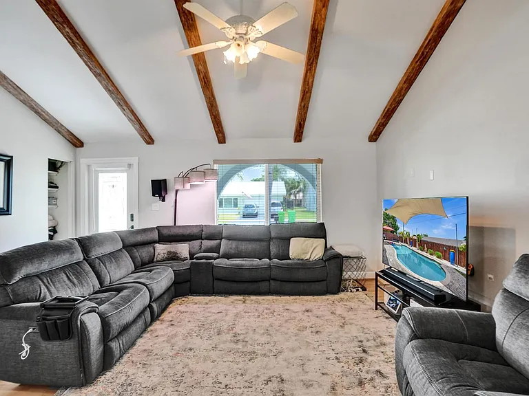 10501 NW 20th Ct — Photo 4