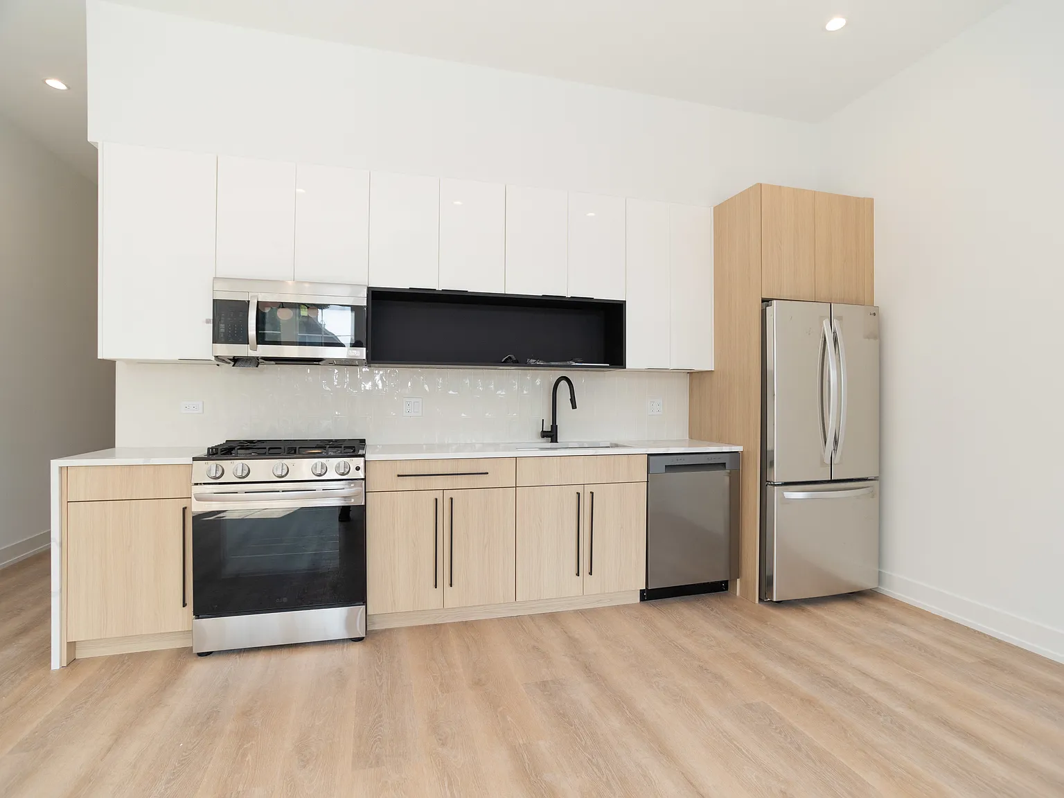 2 bed, 820 sqft, $3,095 — Photo 4