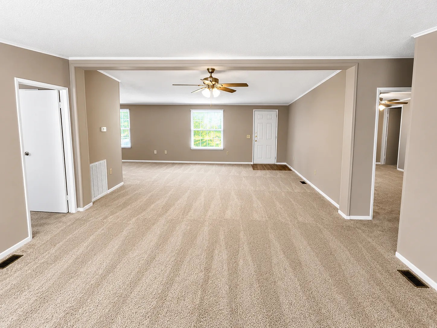3 bed, 1296 sqft, $1,900 — Photo 2