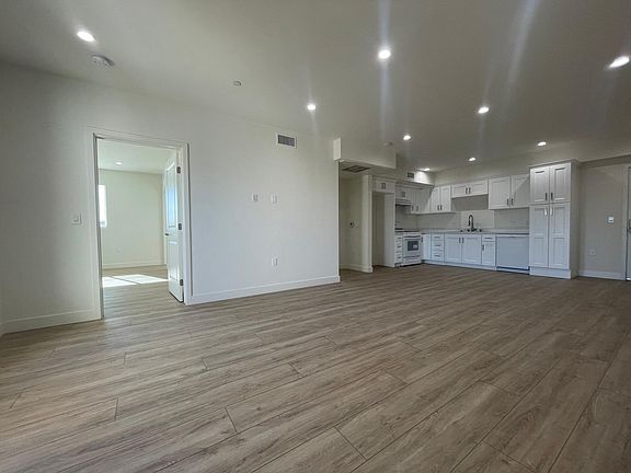 3rd image of 11490 Oxnard St #2