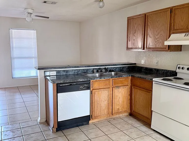 1102 Leslie Cir — Photo 2