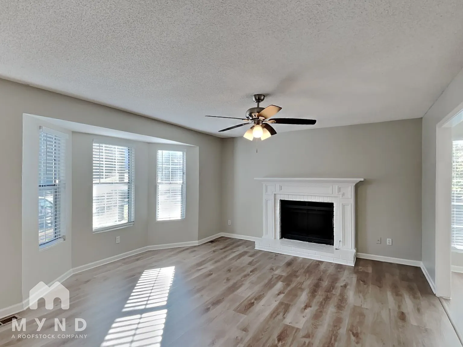 3 bed, 2.0 bath, 1214 sqft, $1,915 — Photo 2