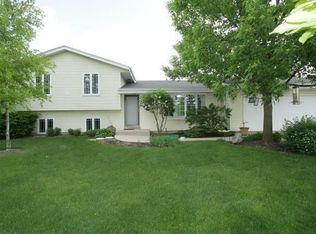 W304S8312 Oak Ridge Dr, Mukwonago, WI 53149