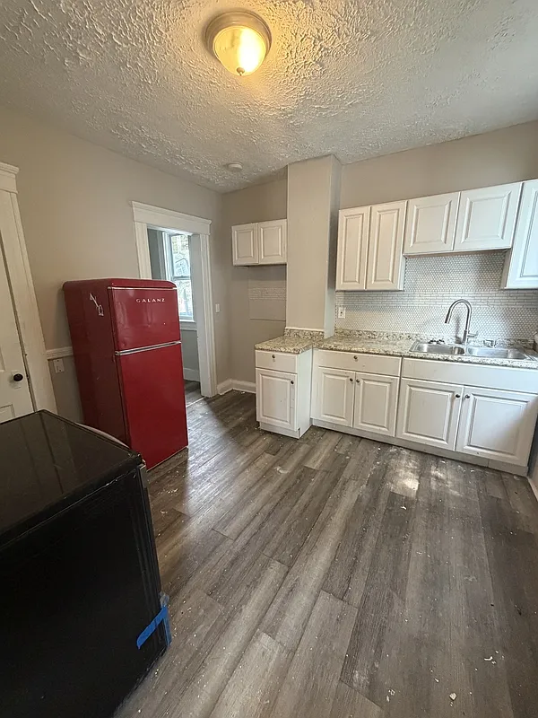 3 bed, 1.0 bath, 1212 sqft, $1,400 — Photo 2