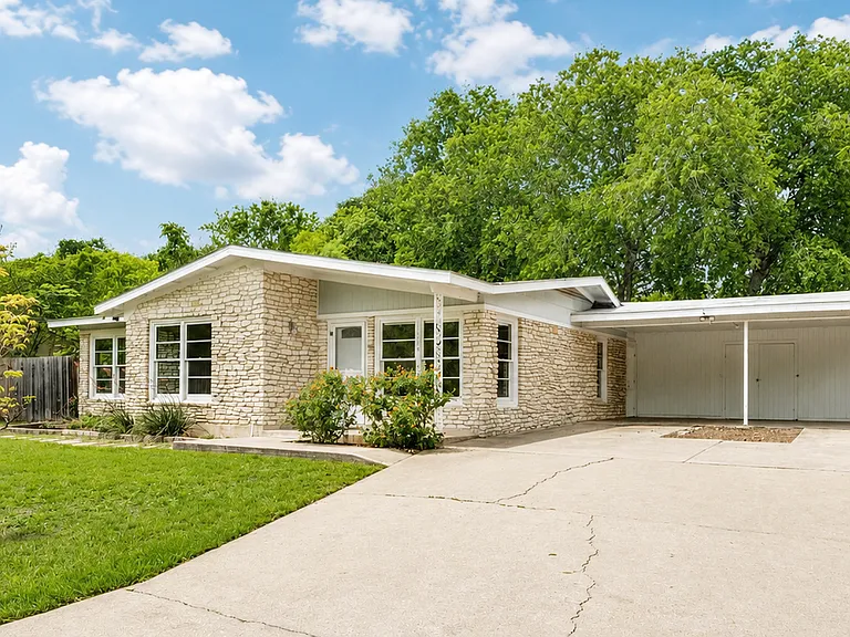 11504 Oakwood Dr — Photo 2
