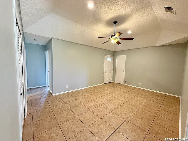 3 bed, 2.0 bath, 2532 sqft, $1,400 — Photo 4