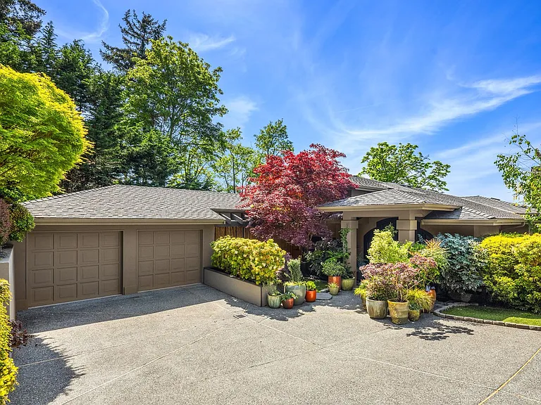 7447 W Mercer Way — Photo 2