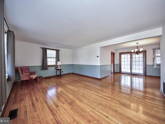 4th image of 8809 Lakewood Rd