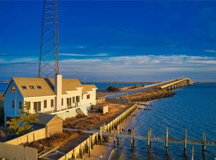 44 Lighthouse Rd, Hampton Bays, NY 11946